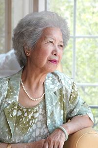Mujer china sentada después de un ataque o derrame cerebral