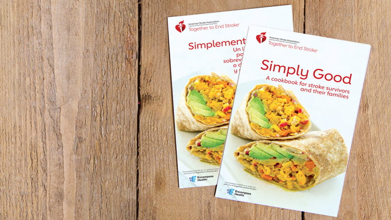 Los libros de cocina Simply Good y Simplemente bueno colocados sobre tablones de madera